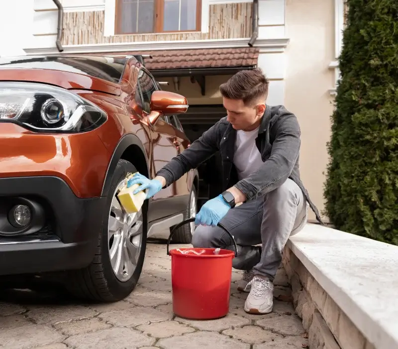 Lavage auto à domicile Thoissey : professionnel intervenant sur un véhicule